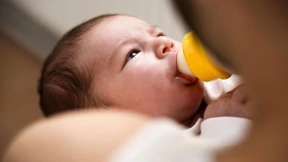 Mineralölspuren in Milchpulver für Babys entdeckt