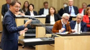 Maskenpflicht im Zug, nicht im Flugzeug