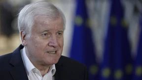 Seehofer: „Müssen wissen, wer ins Land kommt“