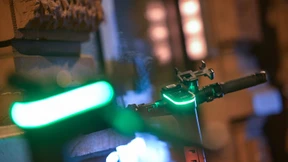 Betrunkener E-Scooter-Fahrer stürzt zehn Meter in die Tiefe