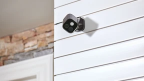 Zwei Überwachungskameras schützen und wachen mit KI