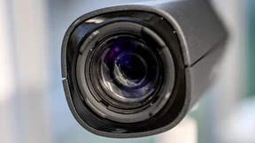 Mann klaut Überwachungskamera – und weist Polizei den Weg