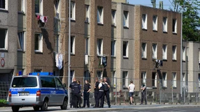 Polizisten mit Eisenstangen und Flaschen beworfen