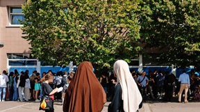 Die Schuluniform als mythisches Konstrukt