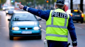 Einbrecher laufen Polizisten mit Tresor in die Arme