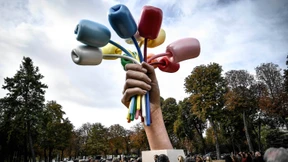 Jeff Koons enthüllt umstrittene Tulpen-Skulptur