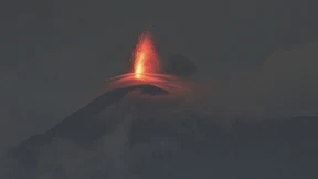 Volcán de Fuego spuckt Feuer und Asche