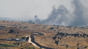 Männer, die Maultiere beladen 