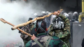 Griechische Bauern greifen Polizisten mit Hirtenstöcken an