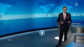 „Tagesschau“-Sprecher zeigt zum ersten Mal Bein 