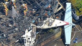 Kleinflugzeug stürzt in Wohngebiet