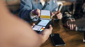 Warum immer weniger Menschen mit Bargeld zahlen