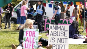 Polizei nimmt 19 Menschen vor Epsom-Pferderennen fest