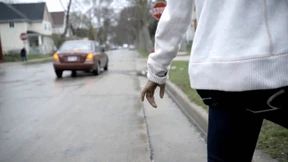 Sie hielt ihren kleinen Bruder an der Hand