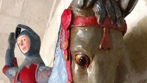 Amateure malen spanischer Heiligen-Statue ein Comic-Gesicht