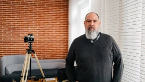 Mit dem Rücken zur Wand