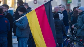 Schweinskopf vor Merkels Büro in Stralsund