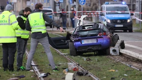 Auto fährt in Leipzig in Menschengruppe