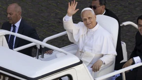 Papst verpasst Kameramann einen Schlag — aus Versehen