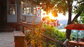 Tee und Spitzendeckchen im Holzhaus