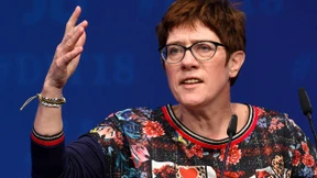 Kramp-Karrenbauer stellt Doppelpass für Türken infrage