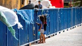 Schulkinder werden mit Gewehren beschützt