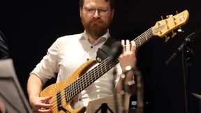 Mit sechs Saiten und sechs Kollegen