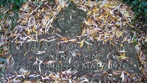 Wie kann man eine Grabstätte „kritisch kommentieren“?