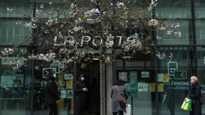 Wie Frankreichs Post die Zeitungen fallen lässt