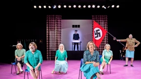 Bunter Vogel im braunen Frankfurt