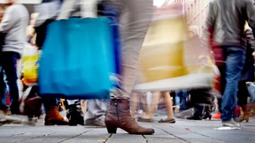 Die Deutschen kaufen weiter kräftig ein