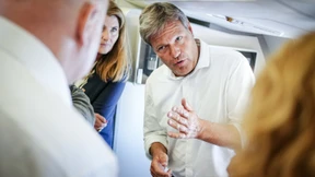 Kritik an Regierungsflug ohne Maskenpflicht – Bundesregierung kontert