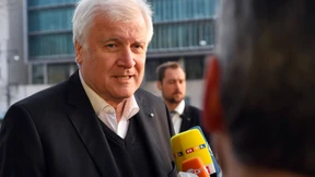 Seehofer will sich erst nach Jamaika-Sondierung zu Personalien äußern