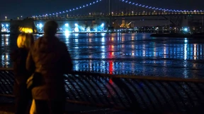 Hubschrauber stürzt in East River