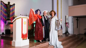 Wenn der Pfarrer im Glitzertalar predigt