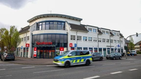 Polizei rückt zu Großeinsatz bei Sparkasse aus