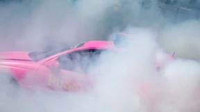 Betrunkener setzt mit durchdrehenden Reifen eigenes Auto in Brand