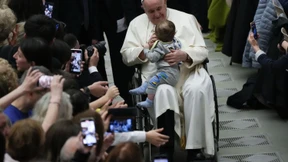 Papst Franziskus in Klinik gebracht