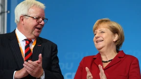 Mit hängendem Flügel