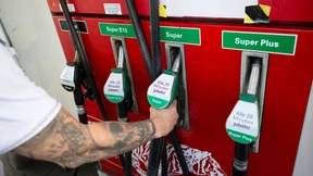 Rohöl wird billiger – Tanken wird teurer