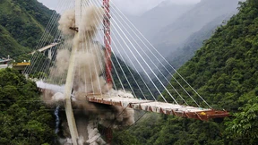 Brücke mit 200 Kilo Sprengstoff zerstört