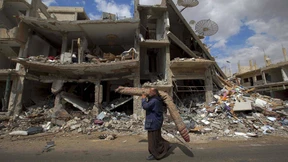 Zwischen Bomben und Granaten