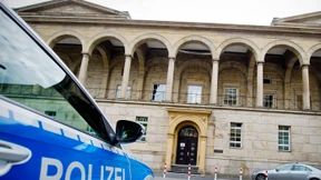 Fünfeinhalb Jahre Haft für Vater, der Tochter zum Sex angeboten hatte