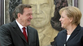 Merkel stellt Schröder-Biografie vor
