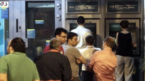 Griechen vor den Geldautomaten