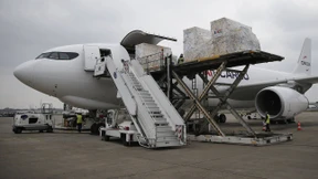 Luftwaffe fliegt Beatmungsgeräte nach Neu-Delhi