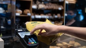 Zwei Brötchen mit der Bankkarte