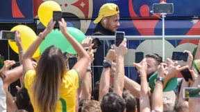 Brasilianische Fans tanzen Samba und feiern ihr Team