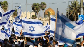 Israelische Nationalisten ziehen bei Flaggenmarsch durch Jerusalem