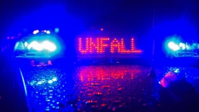 Sattelzug kippt auf A7 um – Auto prallt beim Überholen gegen Bus